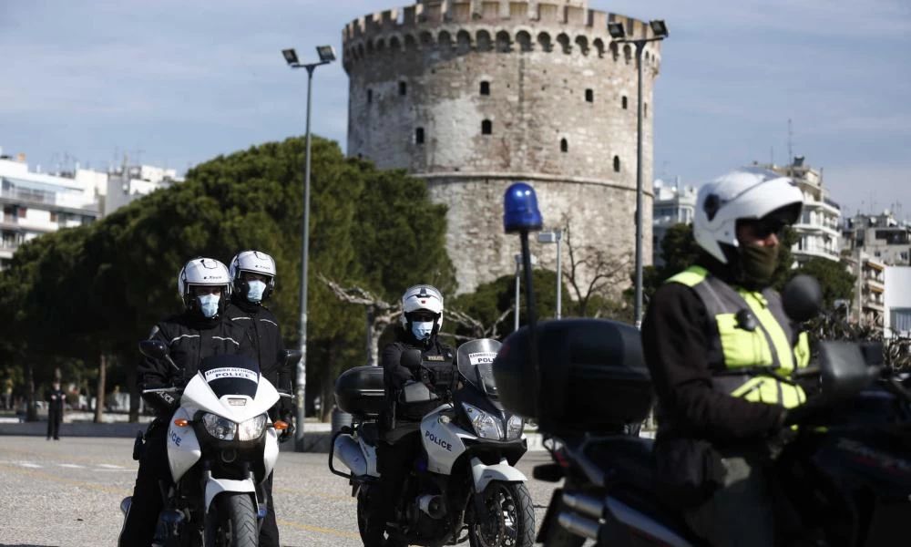 Λευκός Πύργος: Τρεις συλλήψεις για καταστροφές και μήνυση από τον Δήμο